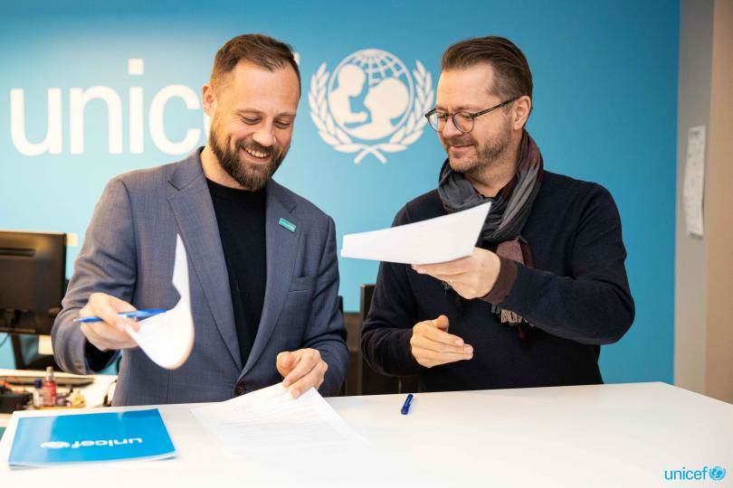 Bergsteinn Jónsson og Skarphéðinn Guðmundsson undirrita sammnginn fyrir hönd UNICEF og RÚV. Ljósmynd: Steindór - mynd