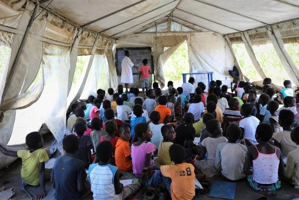 Bráðabirgðakennslustofa sem Barnaheill - Save the Children settu upp í Sofala héraði í Mozambique í kjölfar fellibylsins Idai. - mynd