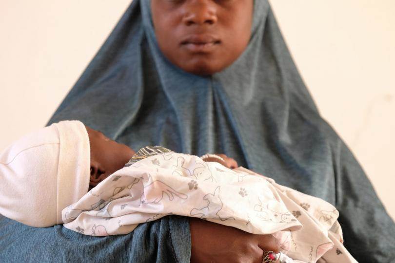 Tvö börn. Fatou er þrettán ára stúlka frá Gao í Malí. Hún heldur hér á tveggja mánaða gömlu barni sínu. Hún var heimilislaus stóran hluta meðgöngunnar. UNICEF vann með henni að sameinast aftur fjölskyldu sinni.© UNICEF - mynd