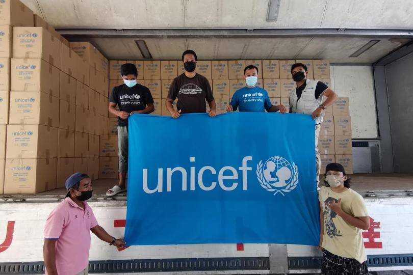 Starfsmenn og samstarfsaðilar UNICEF með hjálpargögn fyrir Filippseyjar. Ljósmynd: UNICEF - mynd