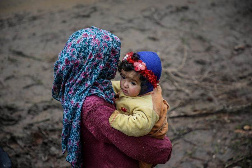 Ung stúlka með barn á flótta ásamt fjölskyldu þeirra í Idlib í upphafi mánaðar. Erfiðar veðuraðstæður gera ástandið í norðvesturhlutanum illt verra.© UNICEF/Akach - mynd