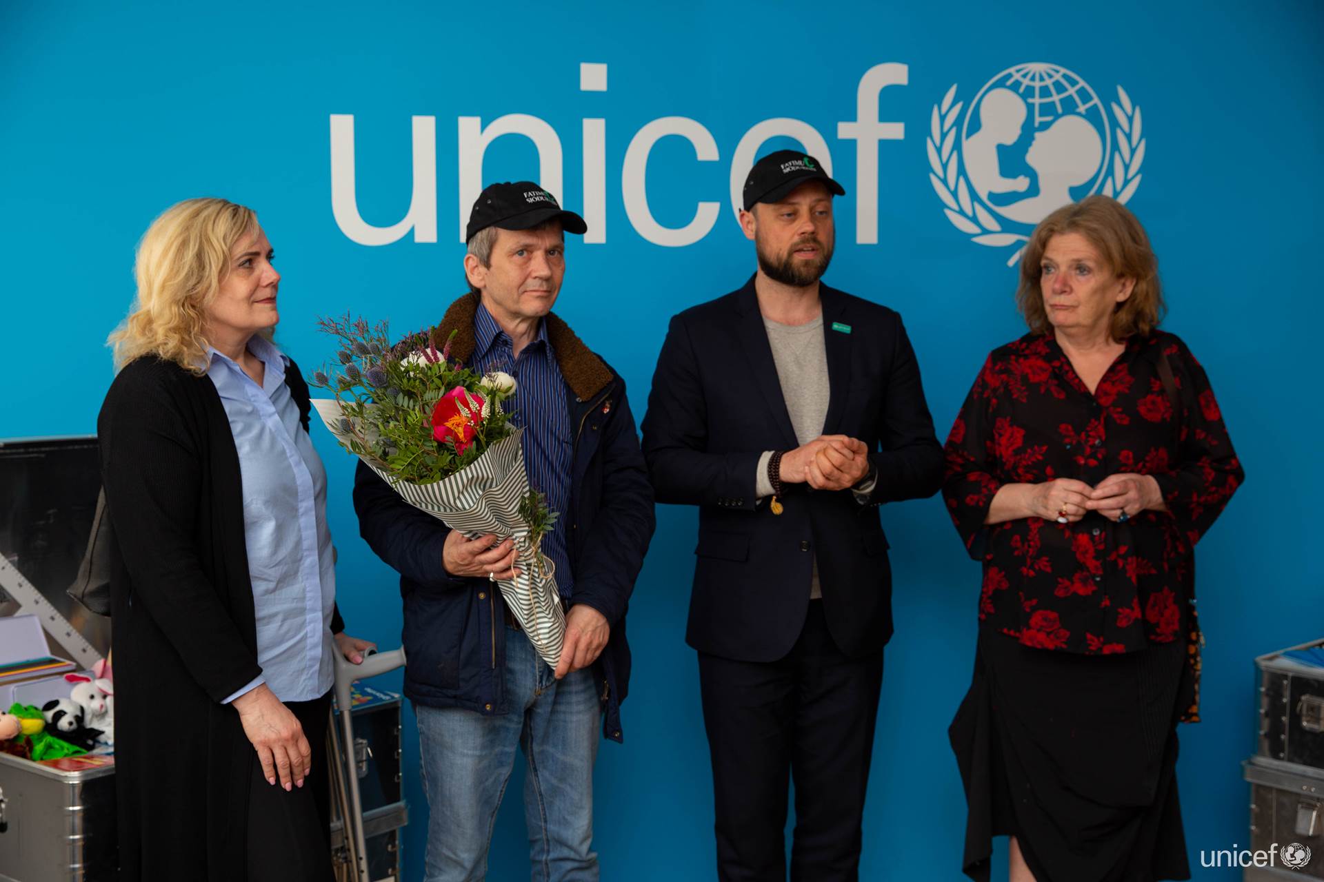 Á myndinni eru Ragný Guðjohnsen, formaður Fatímusjóðsins, Hrafn Jökulsson, Bergsteinn Jónsson, framkvæmdastjóri UNICEF á Íslandi, og Elísabet Jökulsdóttir. Ljósmynd: UNICEF - mynd