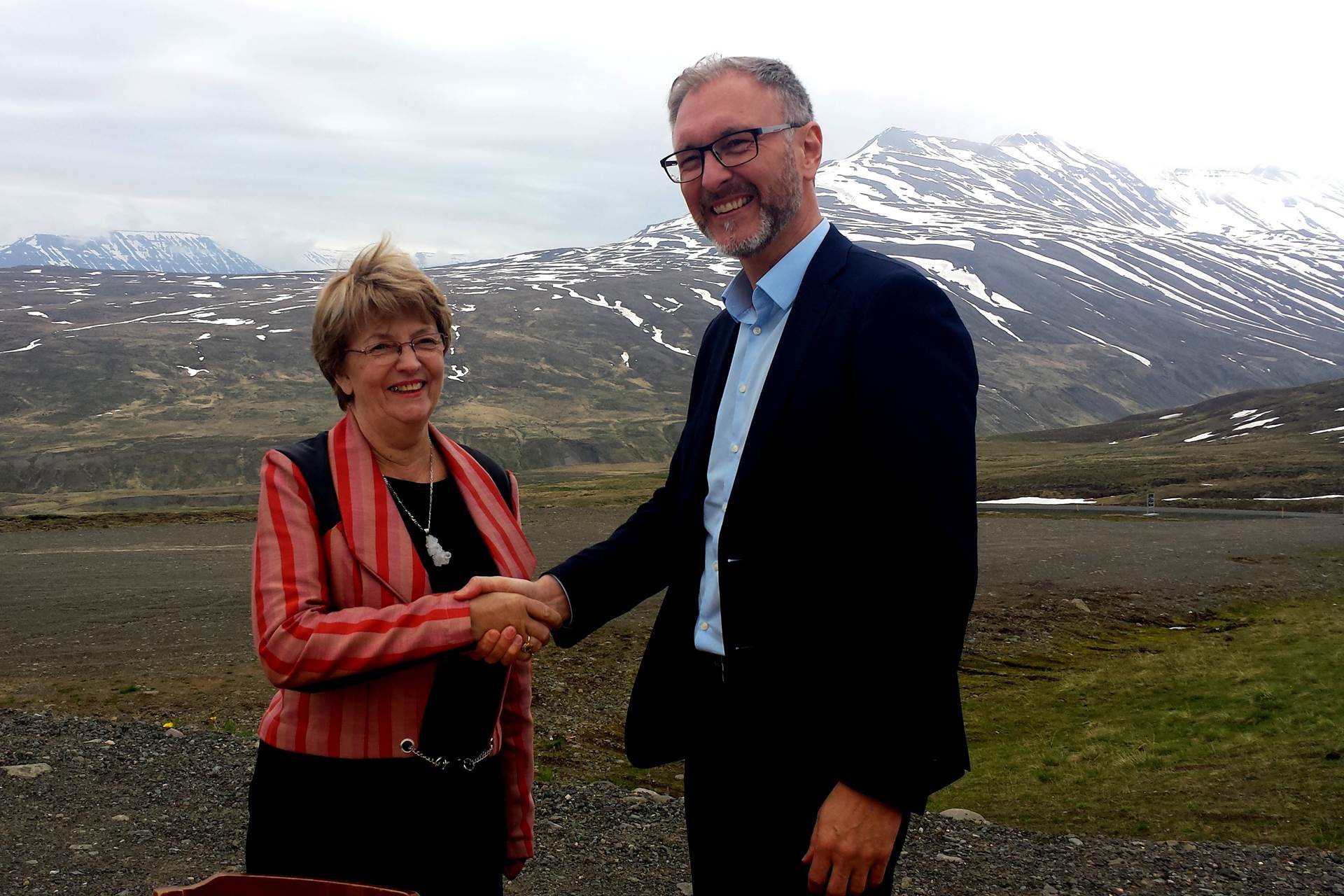 Glerárdalur friðlýstur Sigrún Magnúsdóttir, umhverfis- og auðlindaráðherra og Eiríkur Björn Björgvinsson, bæjarstjóri á Akureyri, handsala friðlýsinguna. - mynd