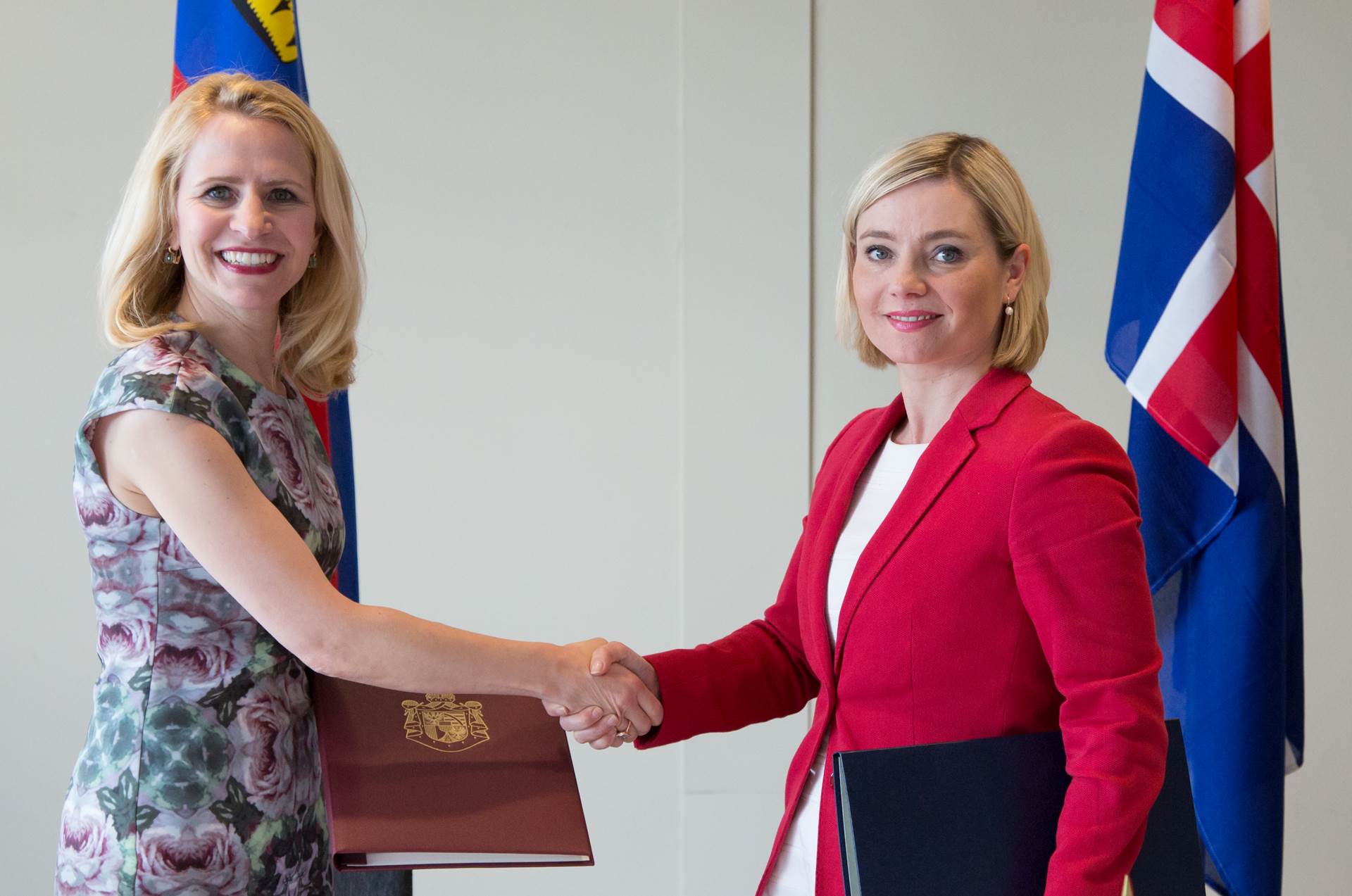 Aurelia Frick og Lilja Alfreðsdóttir að lokinni undirritun - mynd