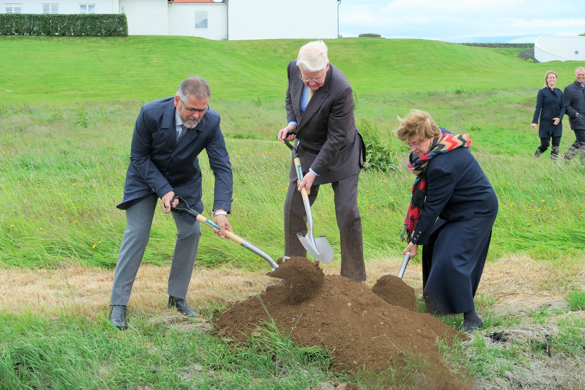 Verkið hafið á Bessastöðum Árni Bragason landgræðslustjóri, Ólafur Ragnar Grímsson, forseti Íslands og Sigrún Magnúsdóttir, umhverfis- og auðlindaráðherra, mokuðu fyrstu skóflufyllunum ofan í skurð við Bessastaði og hófu þar með verkefni við endurheimt votlendis á landareigninni. - mynd