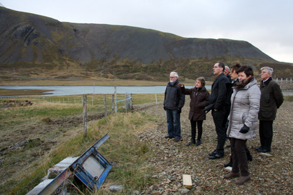 Í Kolgrafafirði - að loknum fundi buðu ábúendur á Eiði fundargestum í skoðunarferð við fjöruna í Kolgrafafirði.