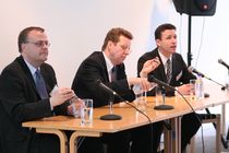 Frá vinstri í panel: Gylfi Magnússon, viðskiptaráðherra, Mark Flanagan, Alþjóða gjaldeyrissjóðnum og Kjartan Ólafsson stjórnarmaður IACC og framkvæmdastjóri viðskiptaþróunnar hjá Bertelsmann Inc.