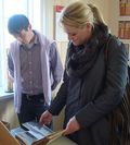 Páll Baldursson, sveitarstjóri Breiðdalshrepps og iðnaðarráðherra blaða í minnisbókum hins virta breska jarðfræðings dr. Georg Walker, sem sagði að Ísland hefði kennt sér jarðfræði.
