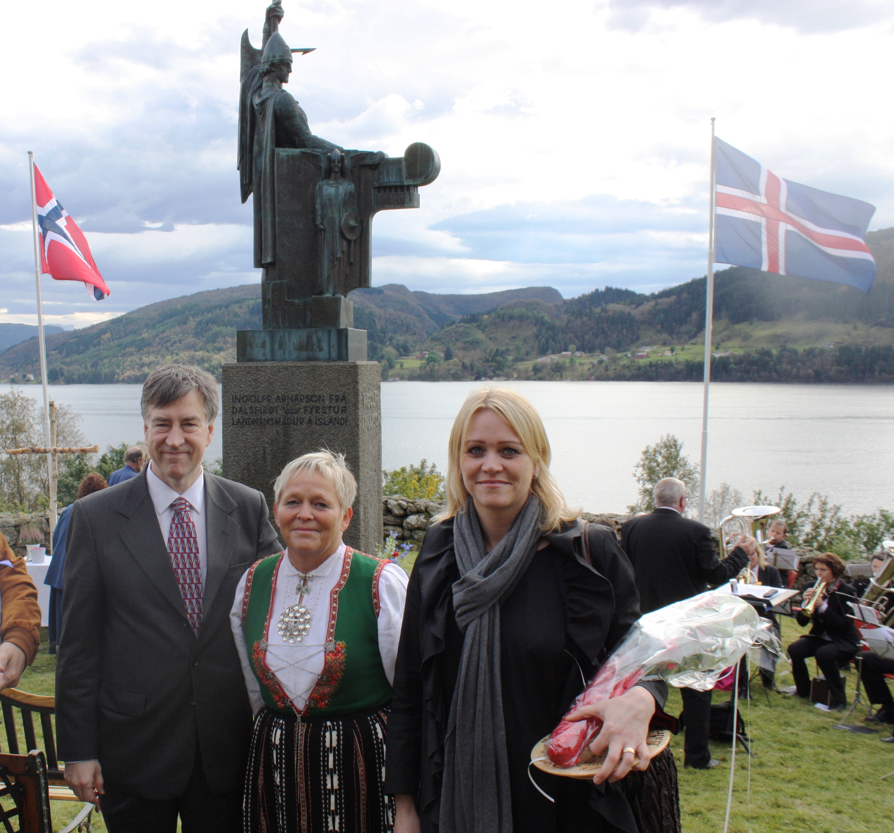 Á myndinni er Katrín ásamt frú Aud Kari Steinsland, oddvita Askvoll, Gunnari Pálssyni sendiherra Íslands í Noregi og Ingólfi Arnarsyni, fyrsta landnámsmanninum.