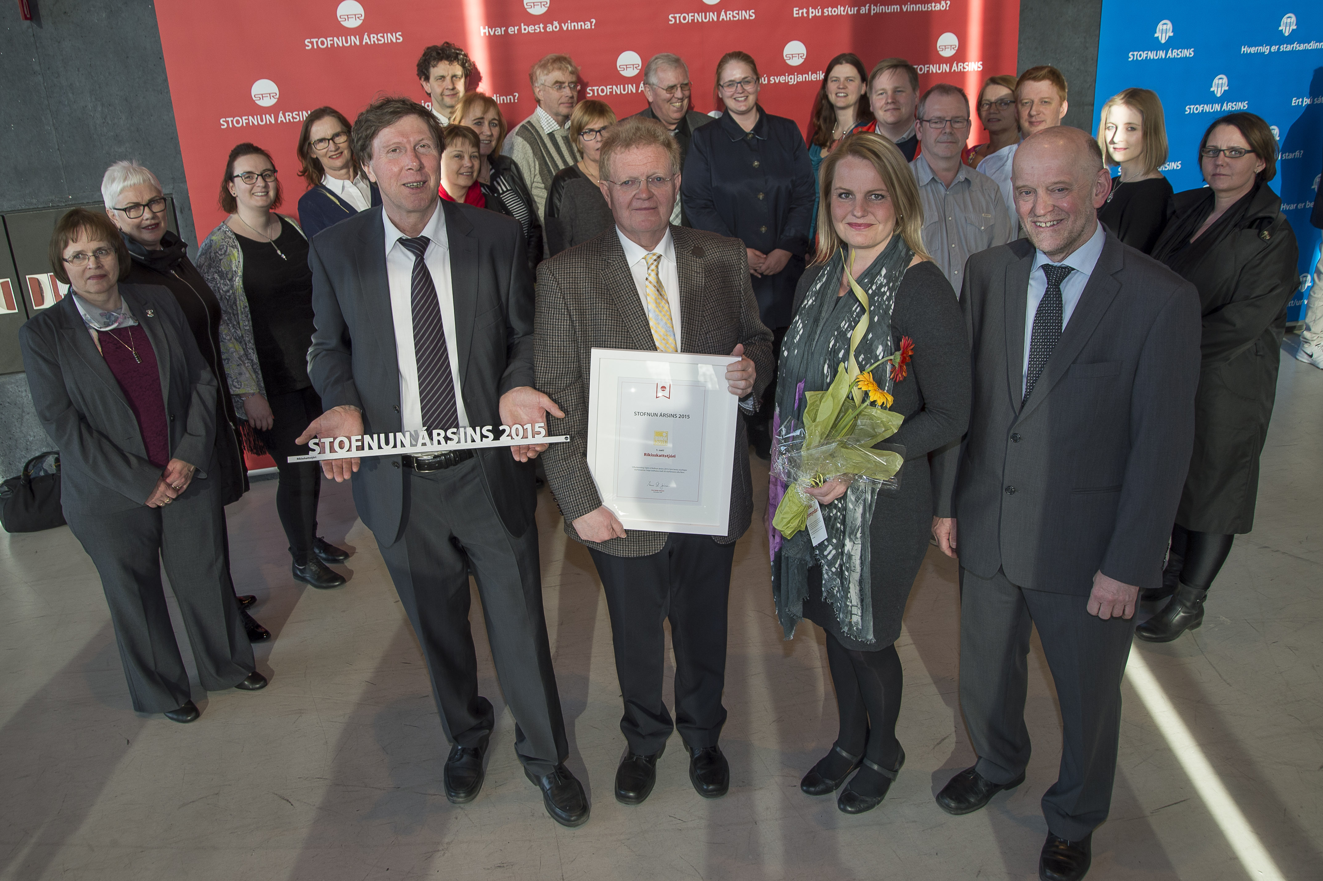 Ríkisskattstjóri tekur við viðurkenningu vegna vals á stofnun ársins 2015