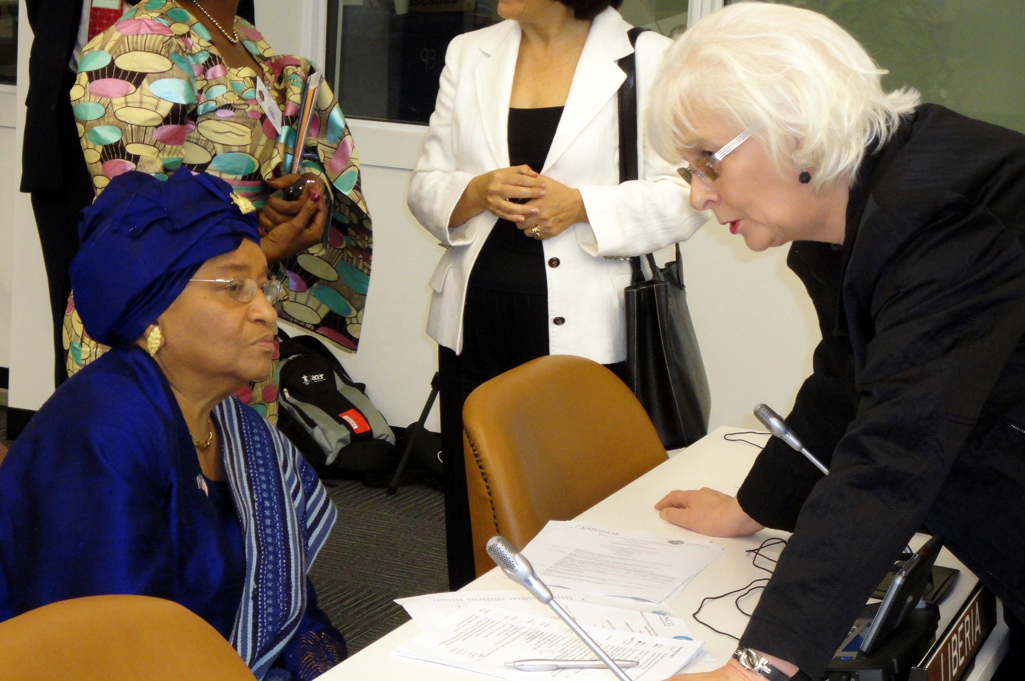 Jóhanna Sigurðardóttir ræðir við Ellen Johnson Sirleaf, forseta Líberíu við upphaf ráðstefnu kvenleiðtoga.