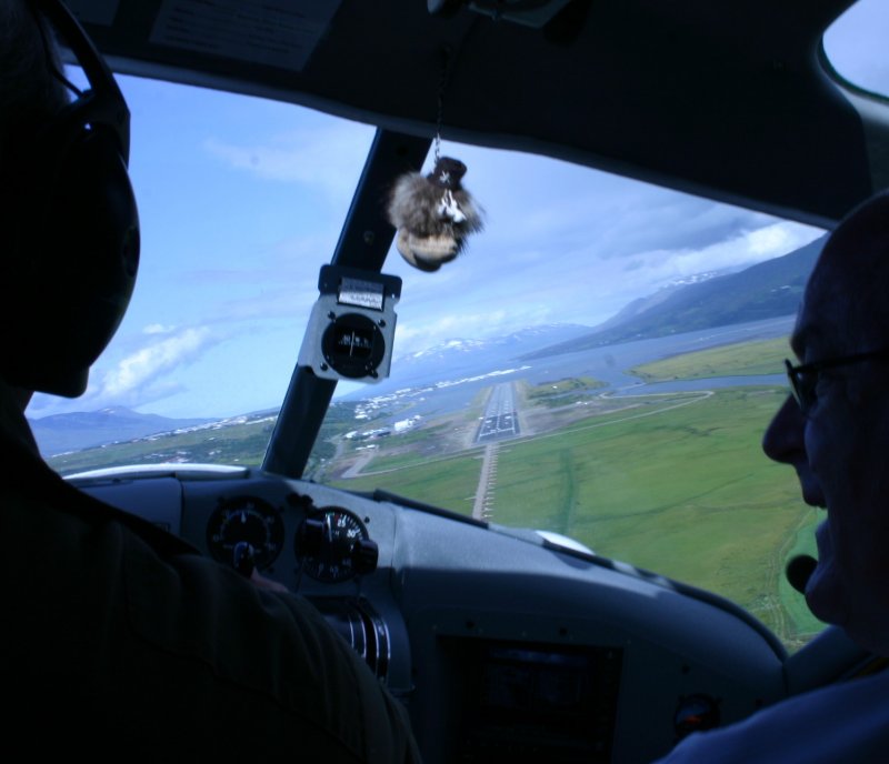 Kristján L. Möller samgönguráðherra og Arngrímur Jóhannsson flugmaður klipptu á borða á flugbrautinni í lendingu