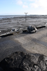 Fljótið rann vestur með veginum og skemmdi á stórum kafla.