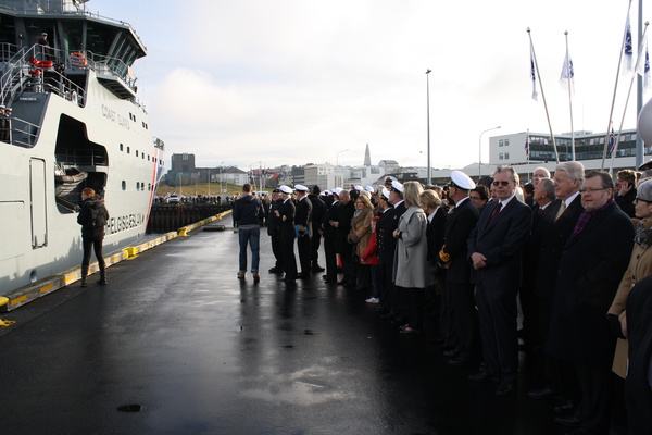 Margir fögnuðu Þór við Miðbakka í dag.