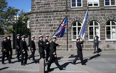 Gengið fylktu liði til Sjómannamessu í Dómkirkjunni.