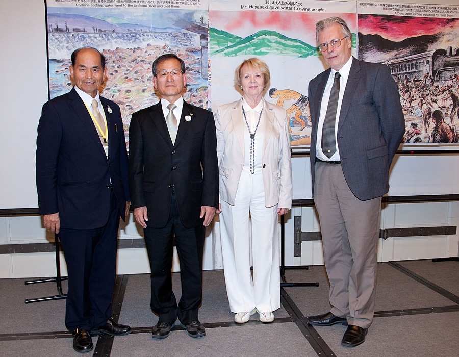 Kjarnorkuárásanna á Hírósíma og Nagasaki minnst. F.v. Inosuke Hayasaki, Masanobu Chita, Vigdís Finnbogadóttir og Ögmundur Jónasson.