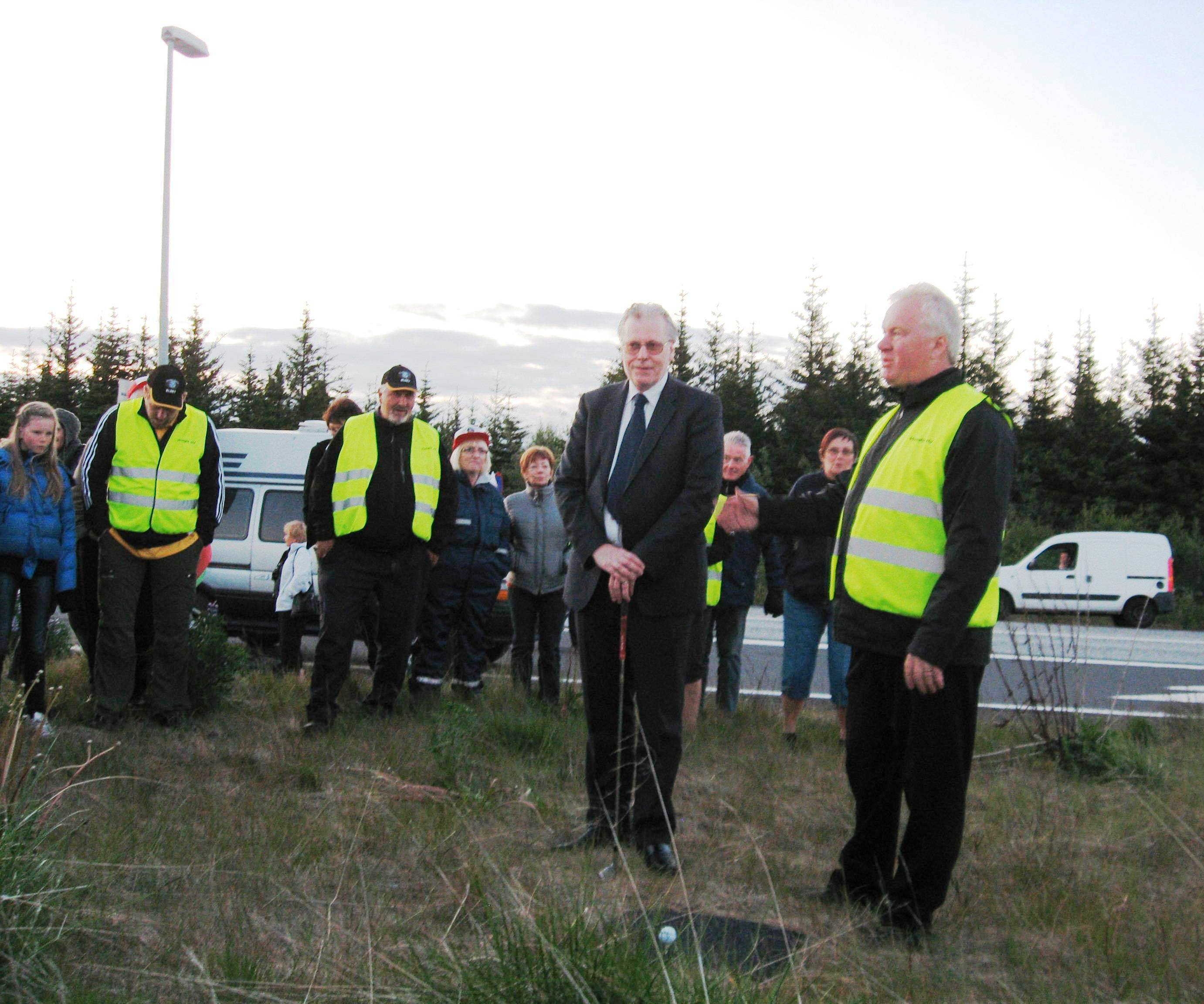 Ögmundur Jónasson innanríkisráðherra undirbýr sig fyrir upphafshöggið.