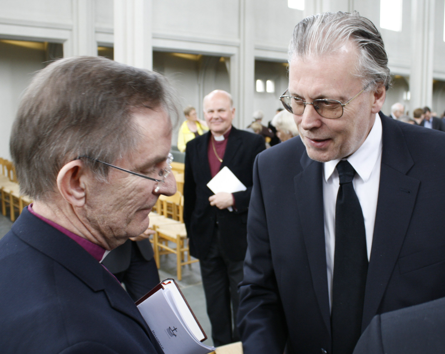 Ögmundur Jónasson innanríkisráðherra ræðir við Karl Sigurbjörnsson biskup að lokinni setningu prestastefnu. Jón Aðalsteinn Baldvinsson, vígslubiskup á Hólum, í baksýn.