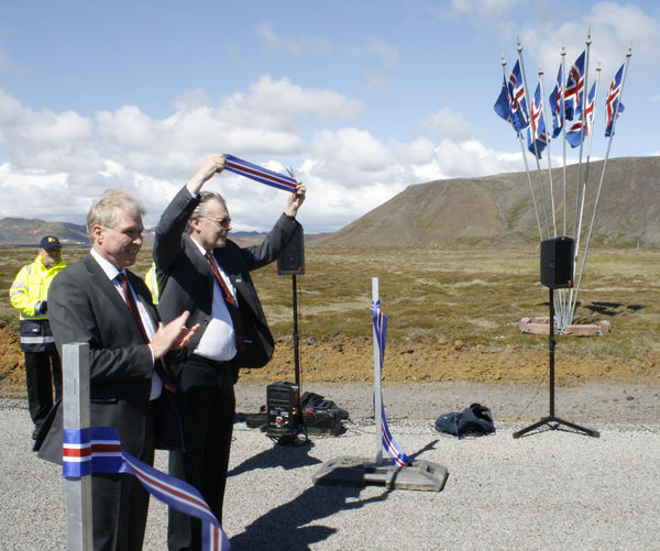 Innanríkisráðherra og vegamálastjóri opnuðu Suðurstrandarveg formlega í dag.