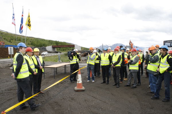 Fyrsta formlega sprenging í Vaðlaheiðragöngum fór fram í dag.