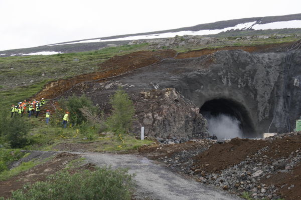 Fyrsta formlega sprenging í Vaðlaheiðragöngum fór fram í dag.