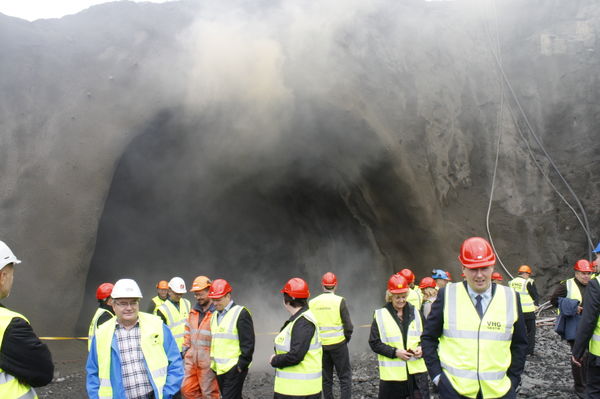 Fyrsta formlega sprenging í Vaðlaheiðragöngum fór fram í dag.