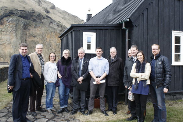 Fulltrúar Vestmannaeyjabæjar og innanríkisráðuneytis við Landlyst í Eyjum eftir fundinn.