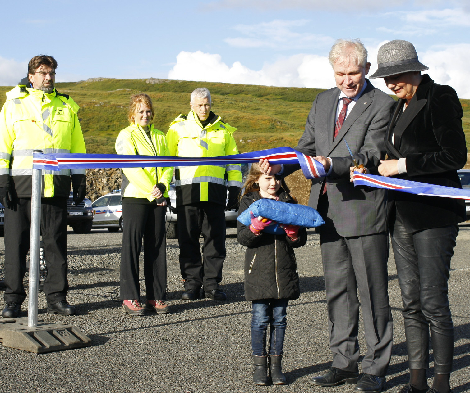 Innanríkisráðherra og vegamálastjóri opnuðu formlega í dag nýjan kafla á Vestfjarðavegi.