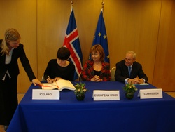 Ragna Árnadóttir undirritar Prum-samninginn.