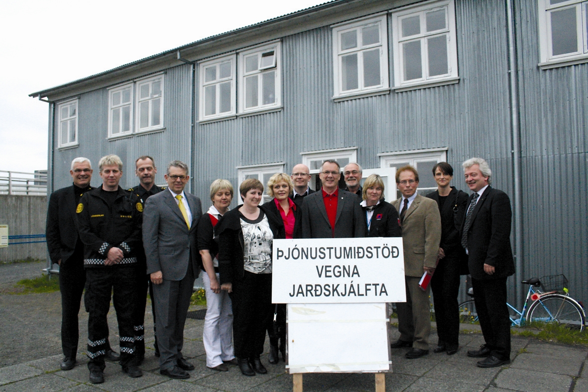 Við Þjónustmiðstöð vegna jarðaskjálftanna á Suðurlandi