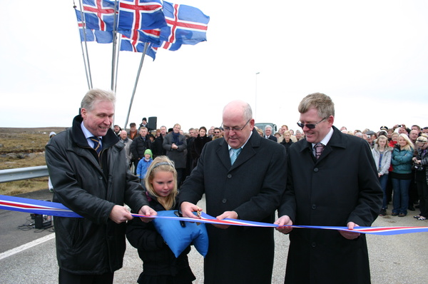 Tvöföld Reykjanesbraut vígð.