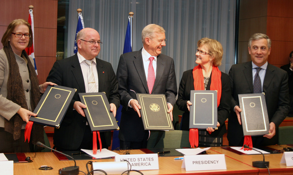 Samgöngu- og sveitarstjórnarráðherra undirritar loftferðasamning í Brussel.