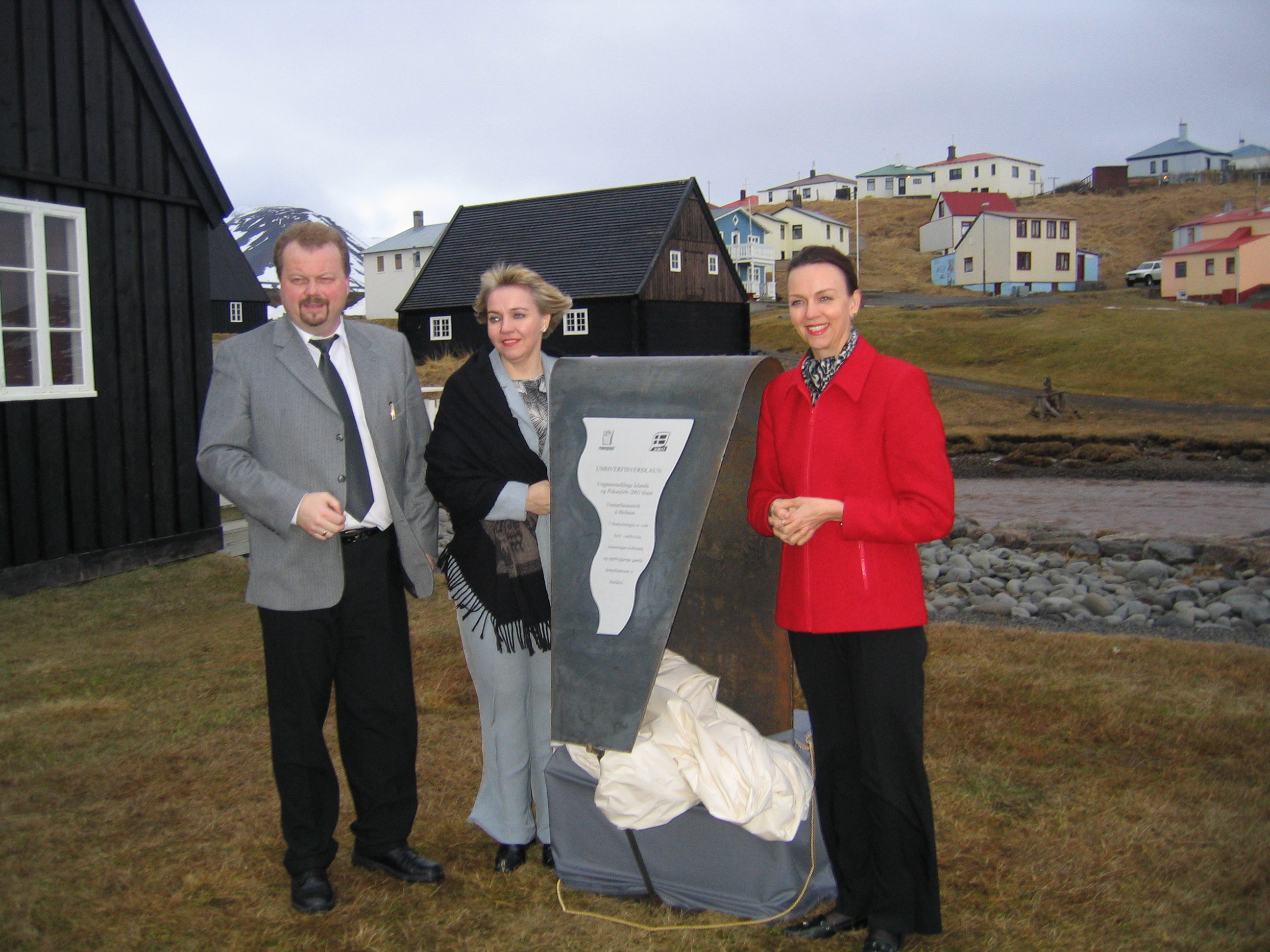 Valgeir Þorvaldsson, framkvæmdastjóri Vesturfarasetursins, Helga Guðjónsdóttir, varaformaður UMFÍ og Siv Friðleifdóttir eftir afhjúpun Umhverfisverðlauna UMFÍ.