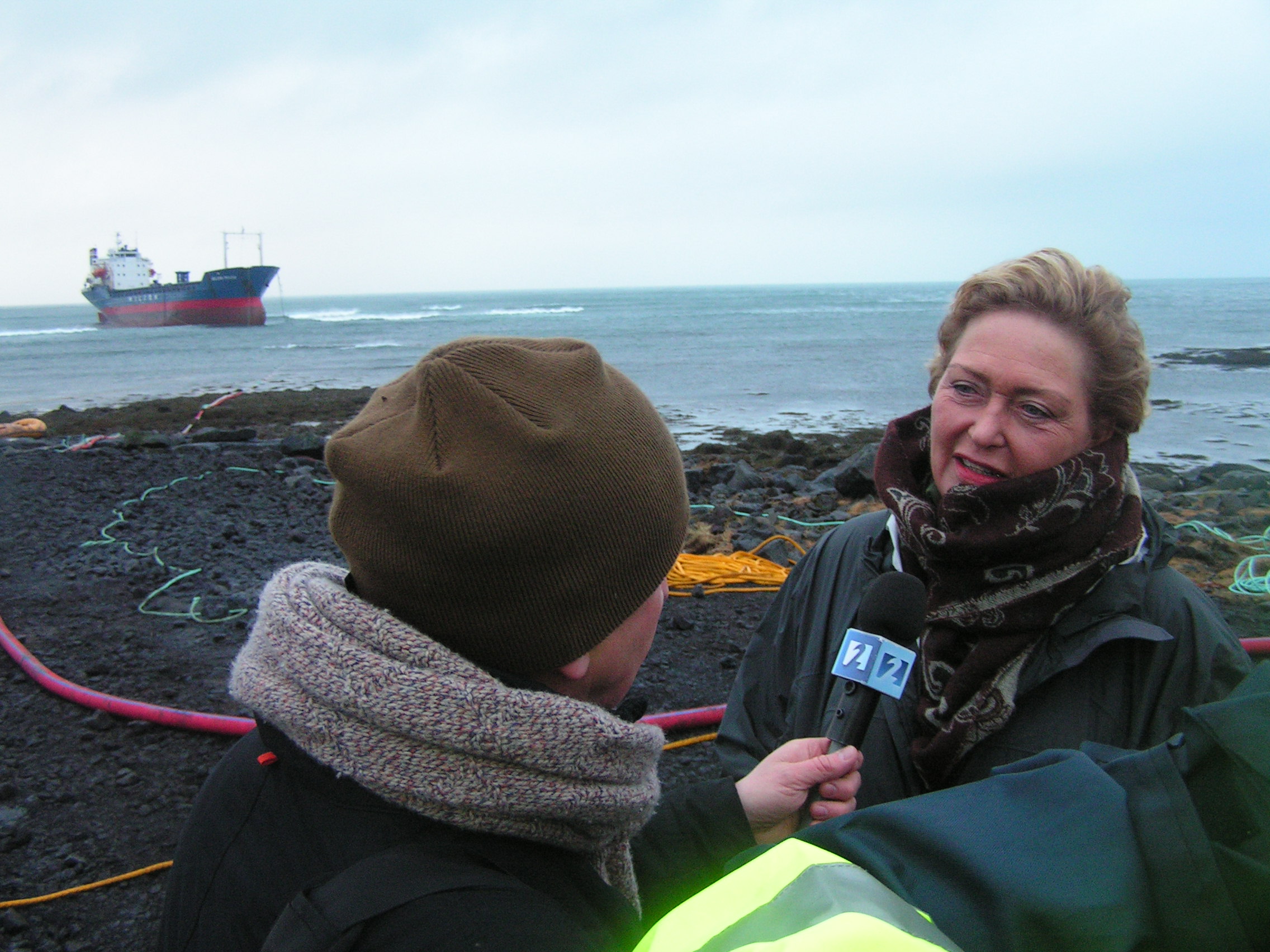 Jónína Bjartmarz umhverfisráðherra við strandstað Wilson Muuga