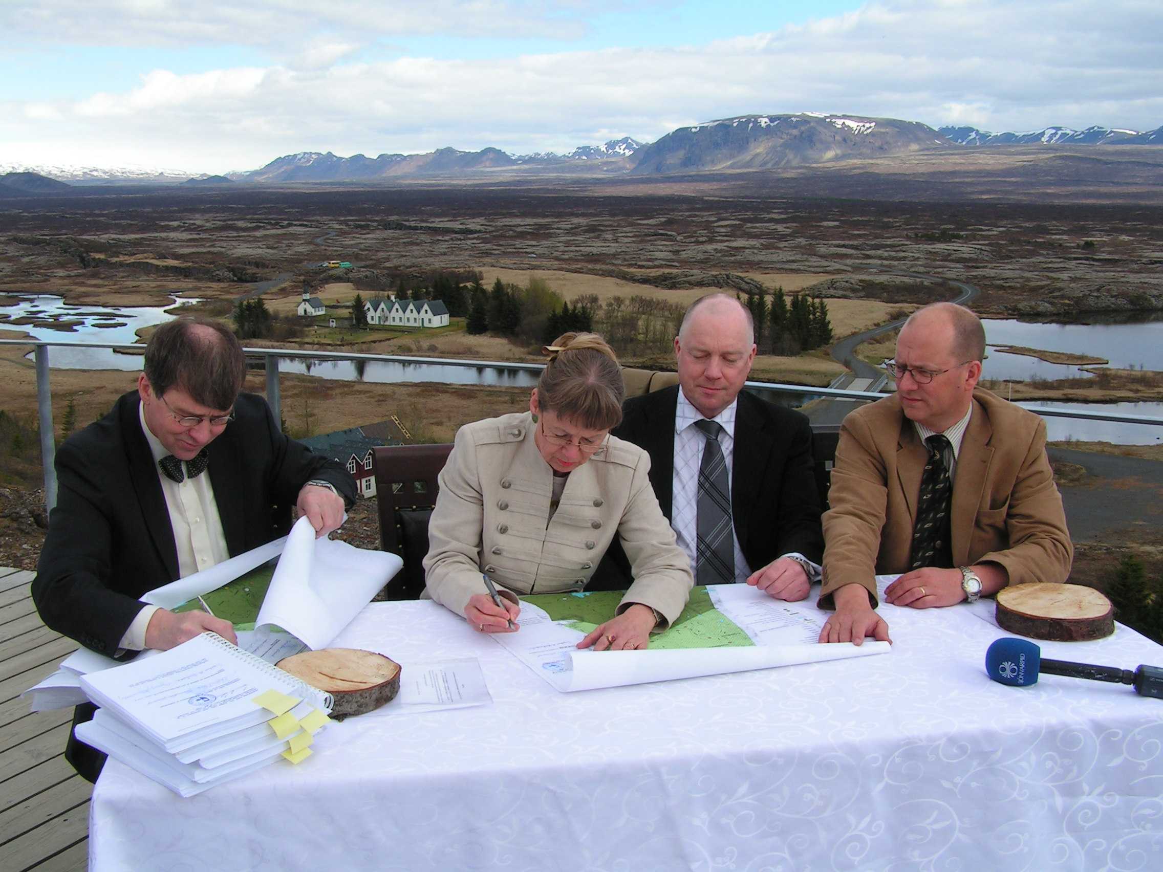 Magnús Jóhannesson, ráðuneytisstjóri, Sigríður Anna Þórðardóttir, Sveinn Sæland oddviti og Valtýr Valtýsson sveitarstjóri