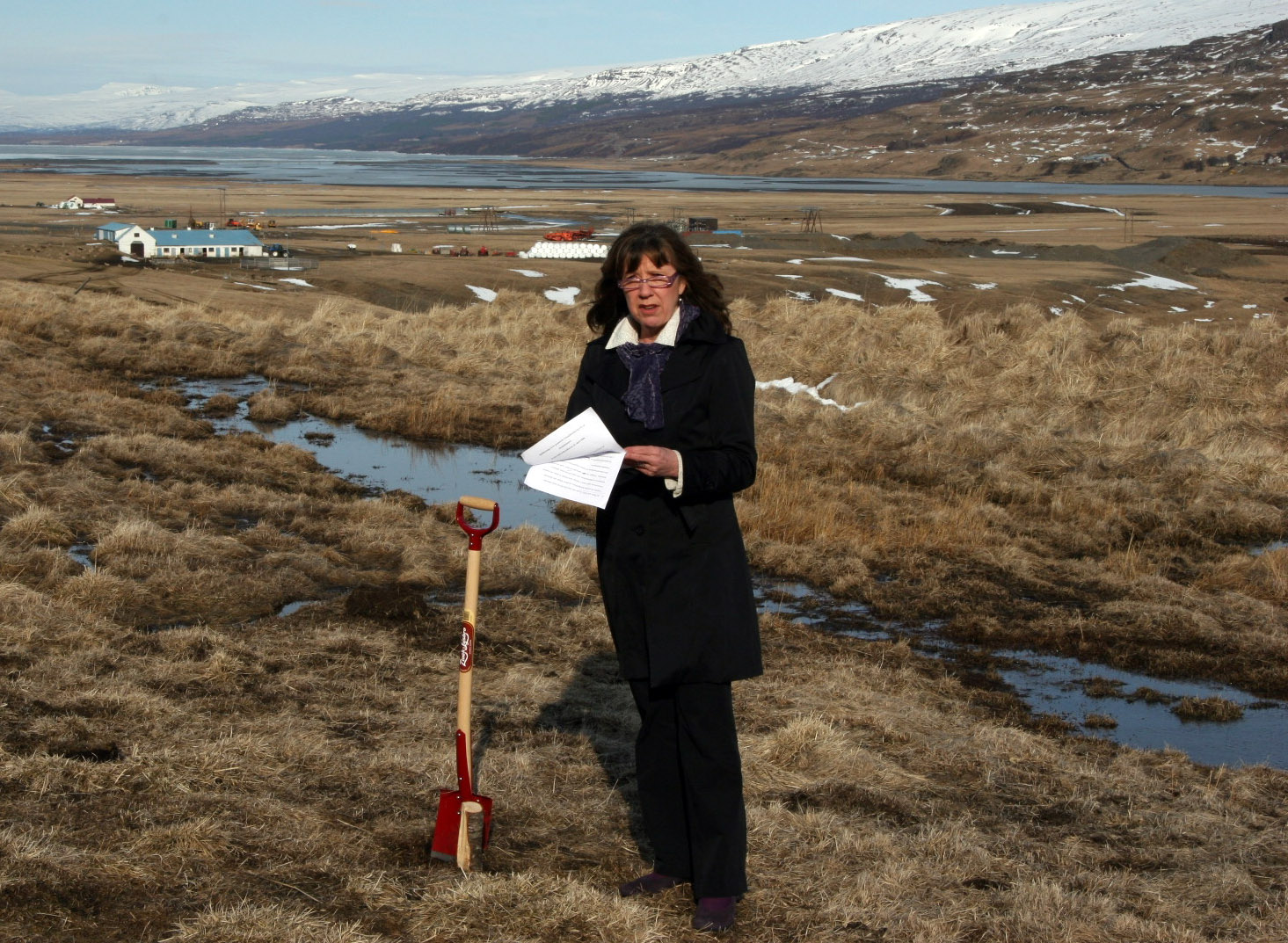 Kolbrún Halldórsdóttir umhverfisráðherra tekur skóflustungu að gestastofu að Skriðuklaustri.