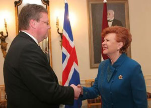 Heimir Hannesson, sendiherra, og  Vaira Vike-Freiberga, forseti Lettlands