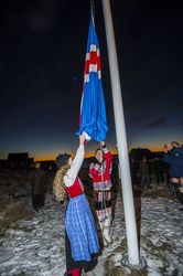 Islenski-fanin---nuuk Íslensk börn hengja upp íslenska fánan í Nuuk