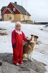 Barn með hund við kaupfélagið í Kapisigdlit